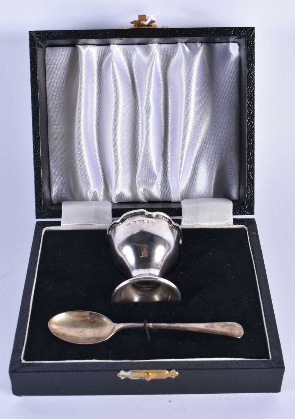 A CASED SILVER CHRISTENING SET. Birmingham 1977. 44.6 grams. 5 cm x 4.75 cm.