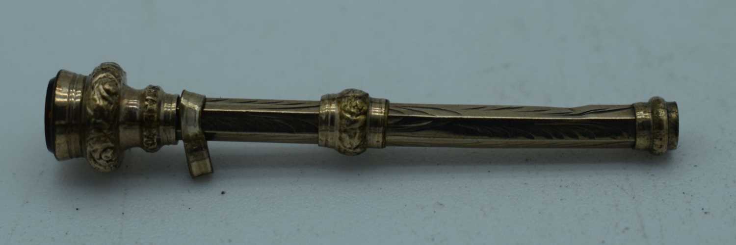 AN ANTIQUE YELLOW METAL PROPELLING PENCIL. 2.2 grams. 4.25cm long. - Image 3 of 3