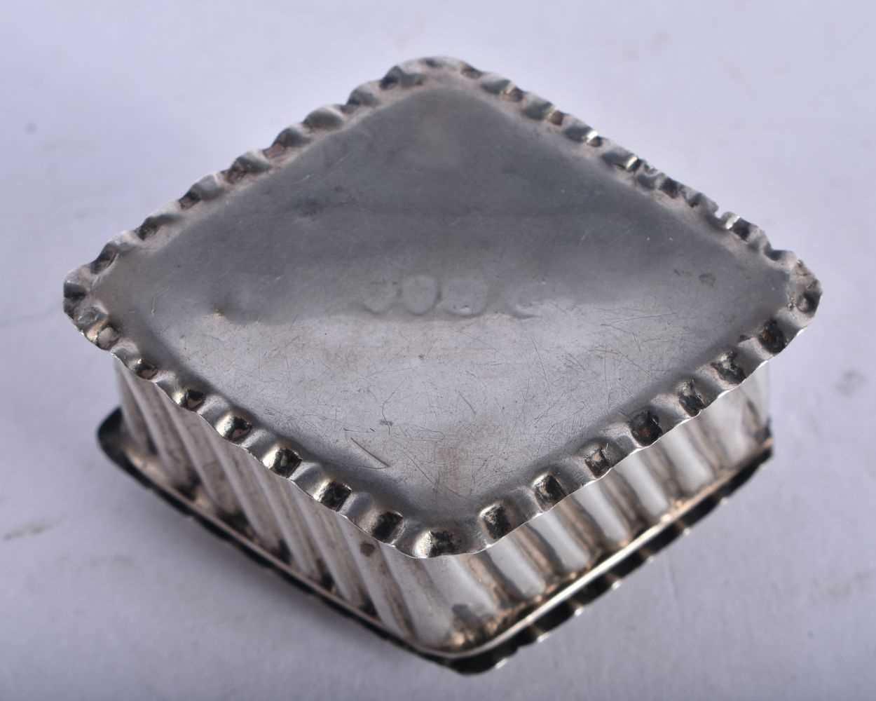 A Victorian Silver Pill Box with Gilt Interior by William Francis Garrud, Hallmarked London 1892. - Image 2 of 4