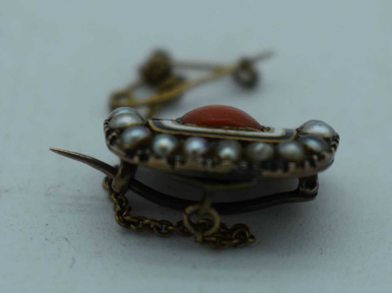 AN ANTIQUE CORAL AND PEARL BROOCH. 4 grams. 1.75 cm x 1.5 cm. - Image 3 of 3