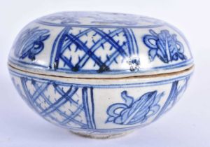 A CHINESE BLUE AND WHITE PORCELAIN BOX AND COVER 20th Century. 11.5 cm diameter.