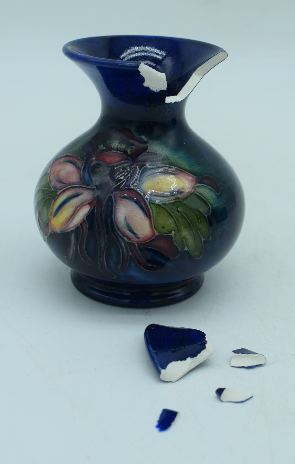 Boxed Moorcroft Seasonal Flower Collection Poinsettia Miniature Vase 2020 together with a Slipper - Image 7 of 10