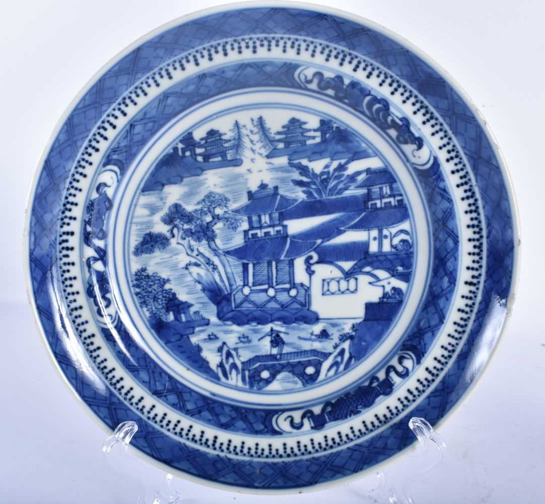 A PAIR OF LATE 18TH/19TH CENTURY CHINESE BLUE AND WHITE PORCELAIN DISHES Late Qianlong/Jiaqing. 19 - Image 2 of 4