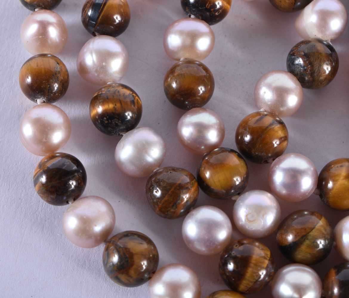 A TIGERS EYE AND PEARL NECKLACE. 113 grams. 124 cm long. - Image 2 of 3
