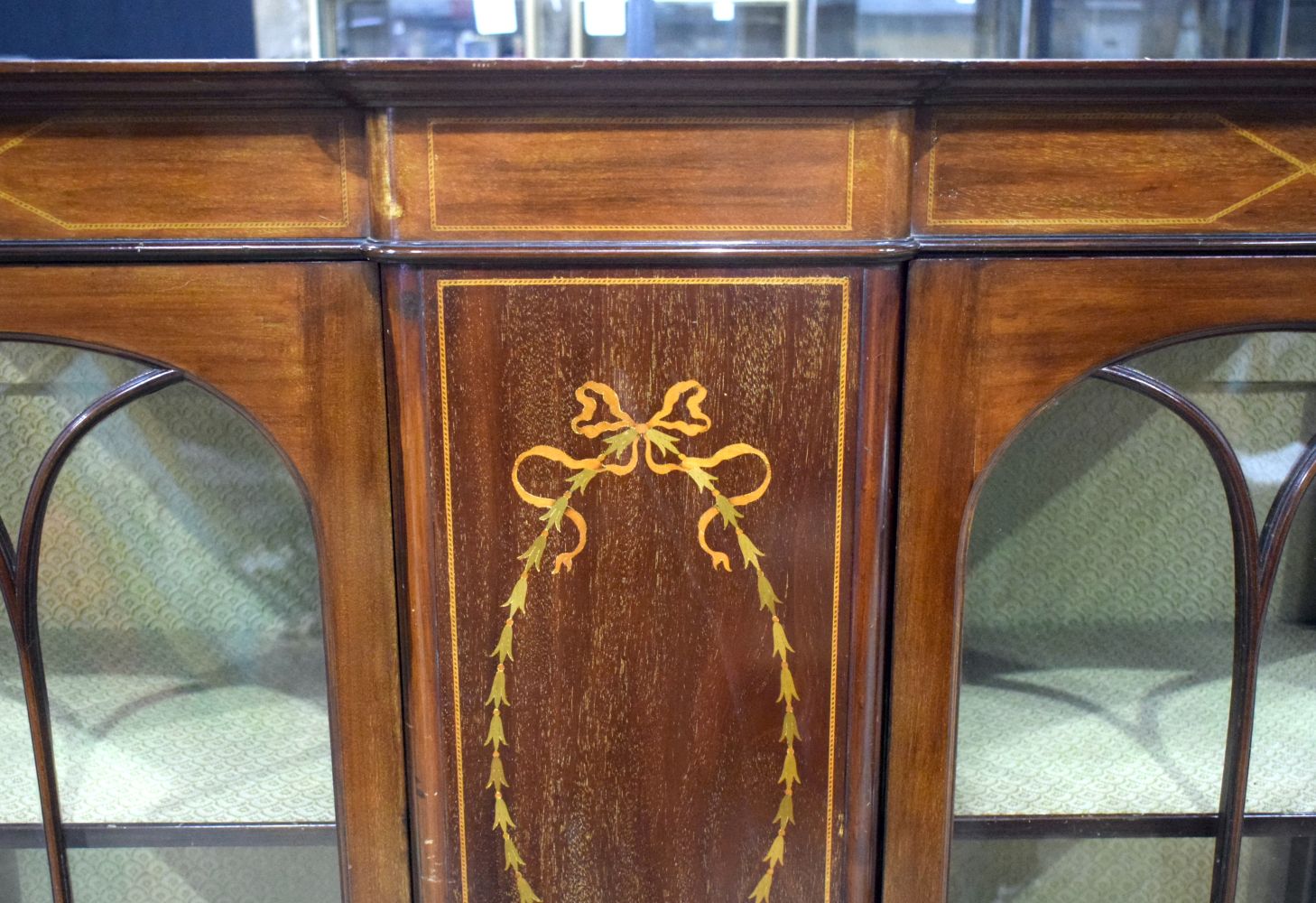 An Edwardian inlaid 2 door glazed display cabinet 151.5 x 121 x 41 cm. - Image 6 of 18