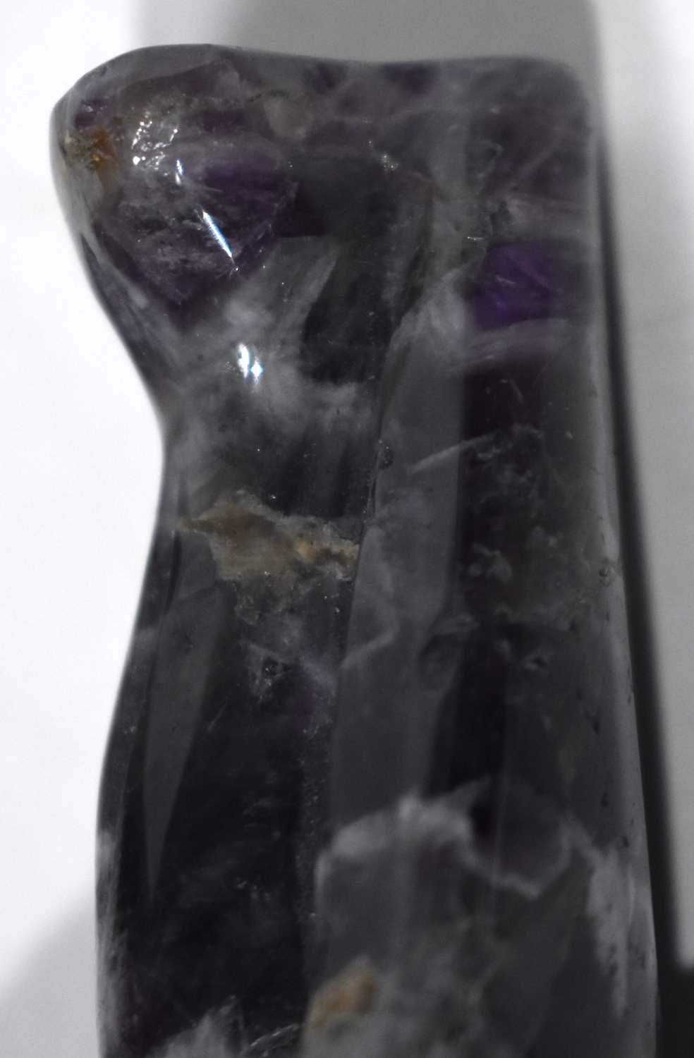 A CARVED AMETHYST STONE ANGEL. 95 grams. 7.5 cm x 4.25cm. - Image 10 of 17