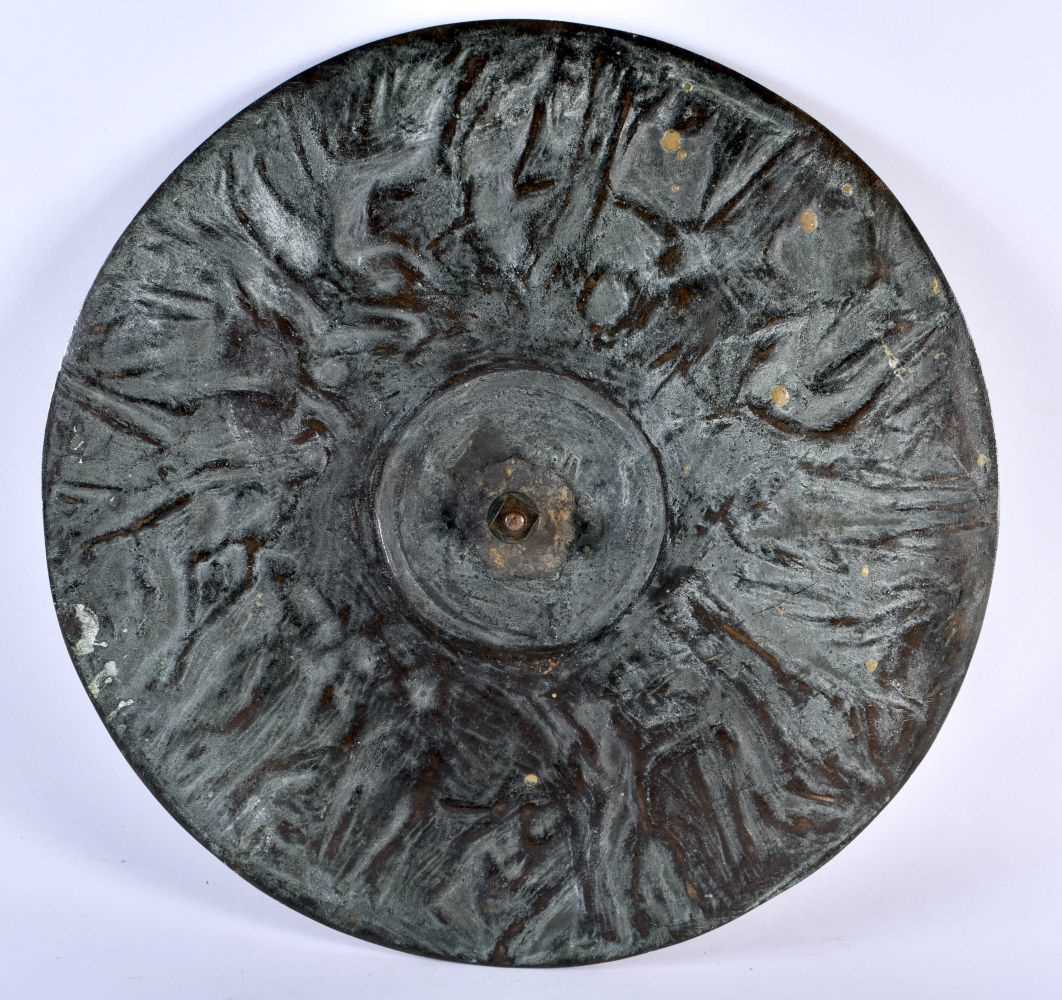 A LARGE 19TH CENTURY EUROPEAN BRONZE CLASSICAL SHIELD CHARGER decorated with Romanesque scenes, of - Image 6 of 6