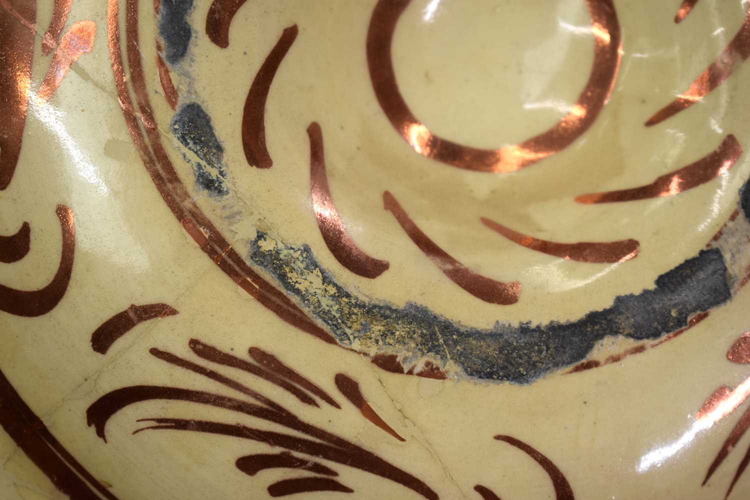 A LARGE EARLY SPANISH HISPANO MORESQUE POTTERY DISH painted with leaves and motifs. 35 cm diameter. - Image 5 of 17