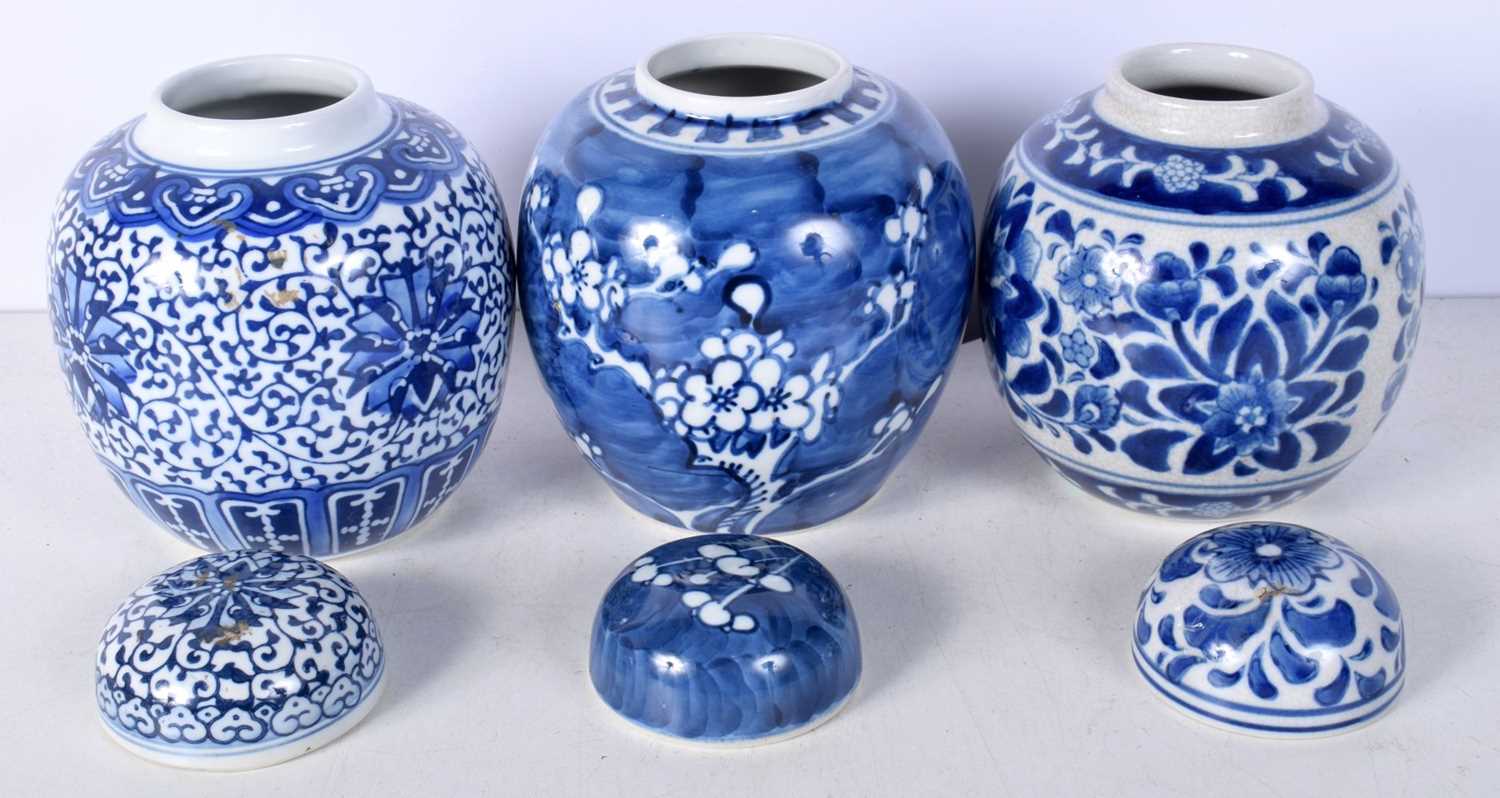 A collection of Chinese blue and white Ginger jars with covers 16 cm (3). - Image 3 of 6