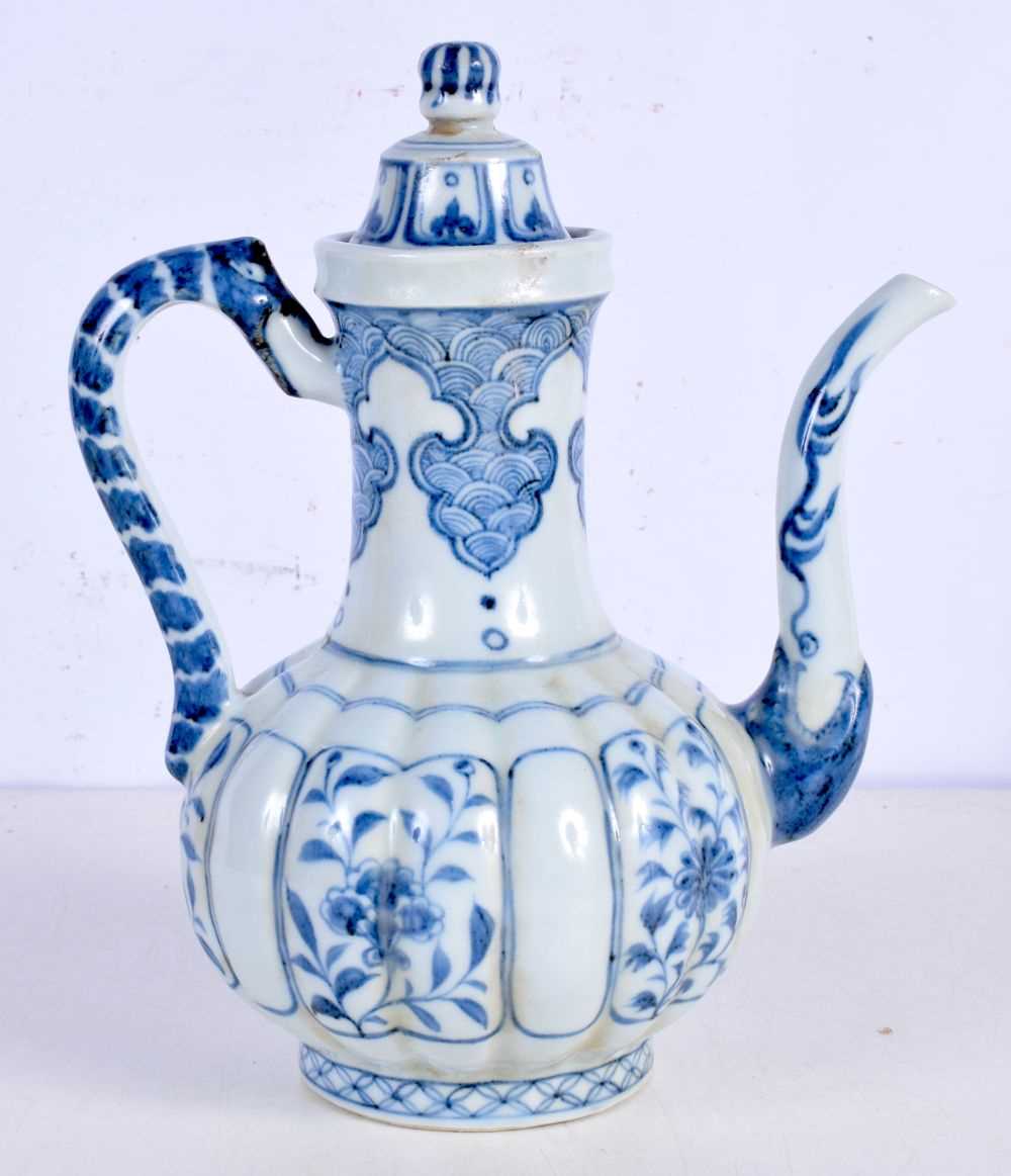 A Chinese porcelain blue and white ewer decorative with foliage 25 cm. - Image 4 of 10