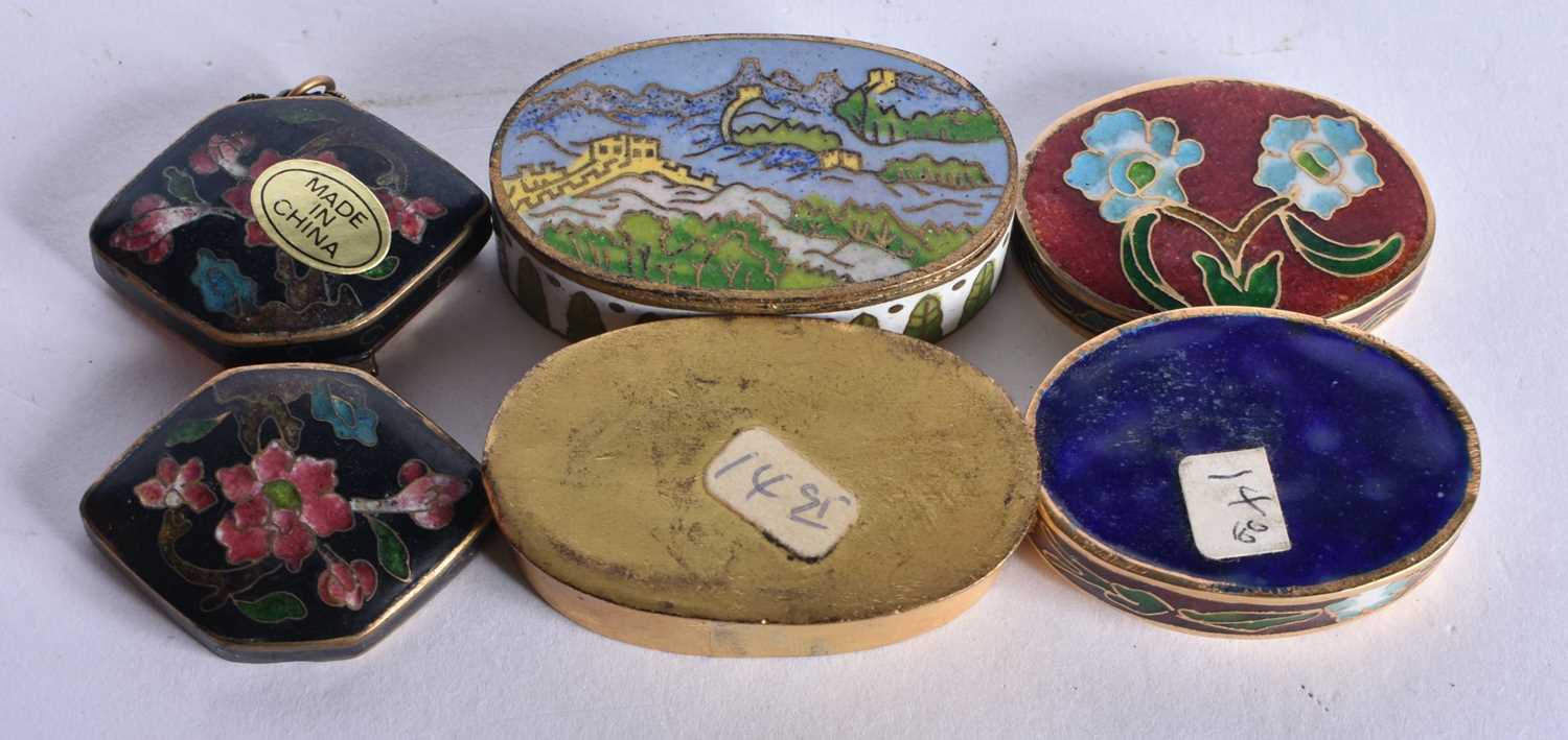 THREE CHINESE REPUBLICAN PERIOD CLOISONNE ENAMEL BOXES AND COVERS. 86 grams. Largest 4.75 cm x 2. - Image 3 of 3