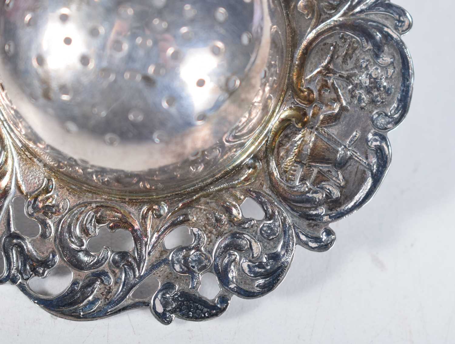 A Dutch Silver Tea Strainer with ornate decoration. 12.5 cm x 7.5 cm, weight 41g - Image 16 of 17