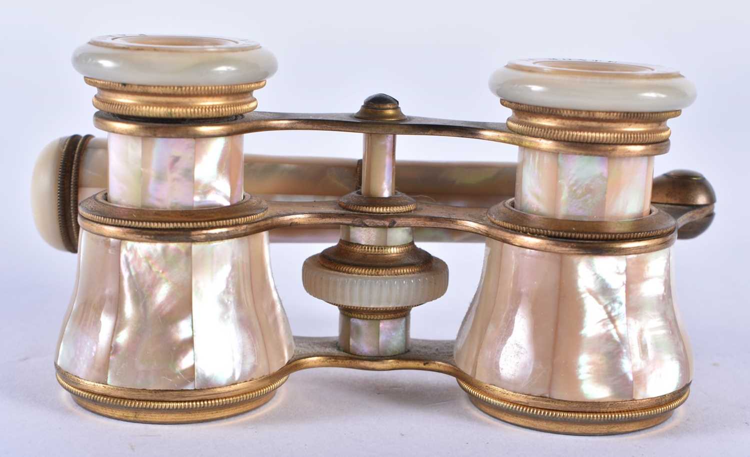 A PAIR OF MOTHER OF PEARL OPERA GLASSES. 21 cm x 7 cm. - Image 3 of 5