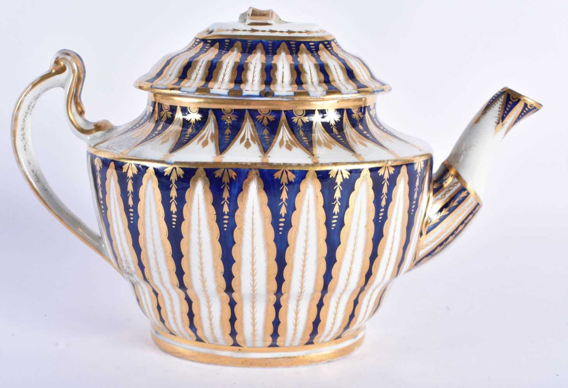 A GROUP OF LATE 18TH/19TH CENTURY CHAMBERLAINS WORCESTER TEAPOTS together with similar porcelain. - Image 9 of 11