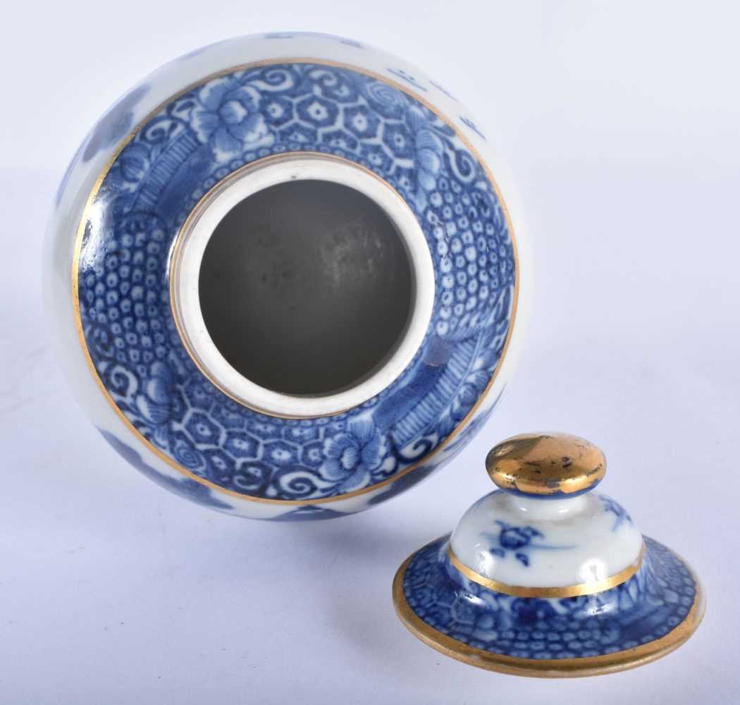 AN 18TH CENTURY CHINESE EXPORT BLUE AND WHITE PORCELAIN TEA CADDY AND COVER Qianlong. 14.5 cm high. - Image 3 of 4