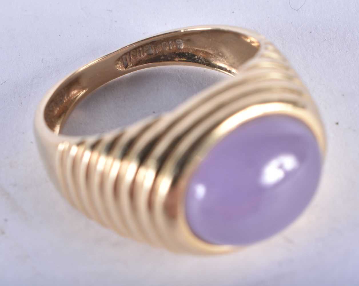 A 14 Carat Gold Ring set with a Lavender Jade Cabochon. Size O, Stamped 14K, weight 5.6g - Image 4 of 4