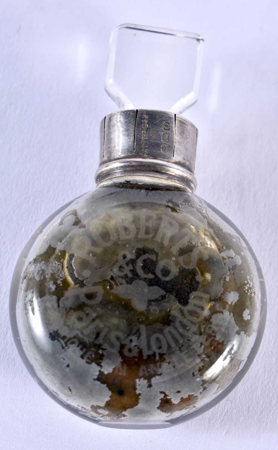 An Edwardian Silver Top Scent Bottle for Roberts & Co of Paris and London in a Leather Case. - Image 2 of 8