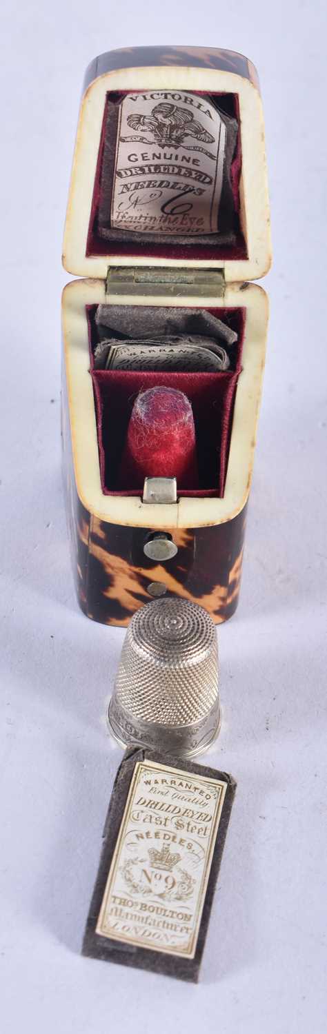 An Early Silver Forget Me Not Thimble in a Tortoiseshell Lidded Box with Bone fittings. Box 5 cm x 3 - Image 3 of 3