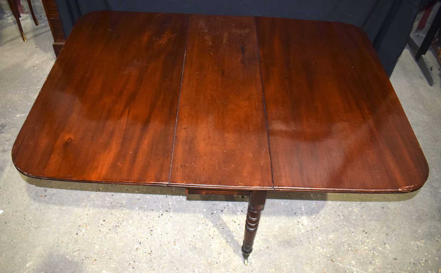 An antique mahogany drop leaf dining table 71 x 145 x 104 cm. - Image 3 of 10