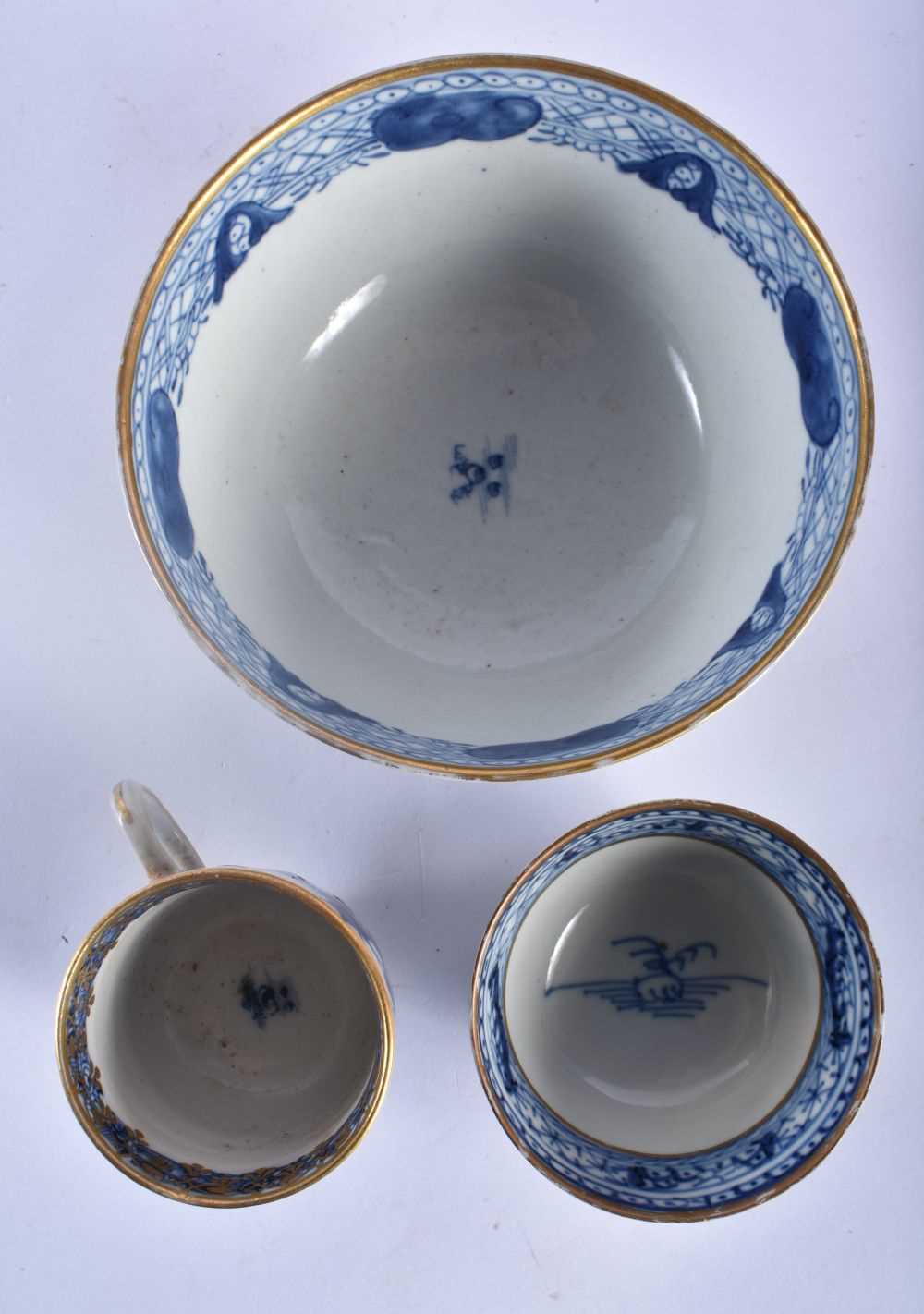 AN 18TH CENTURY CHINESE EXPORT BLUE AND WHITE PORCELAIN BOWL Qianlong, together with a teabowl, - Image 9 of 10