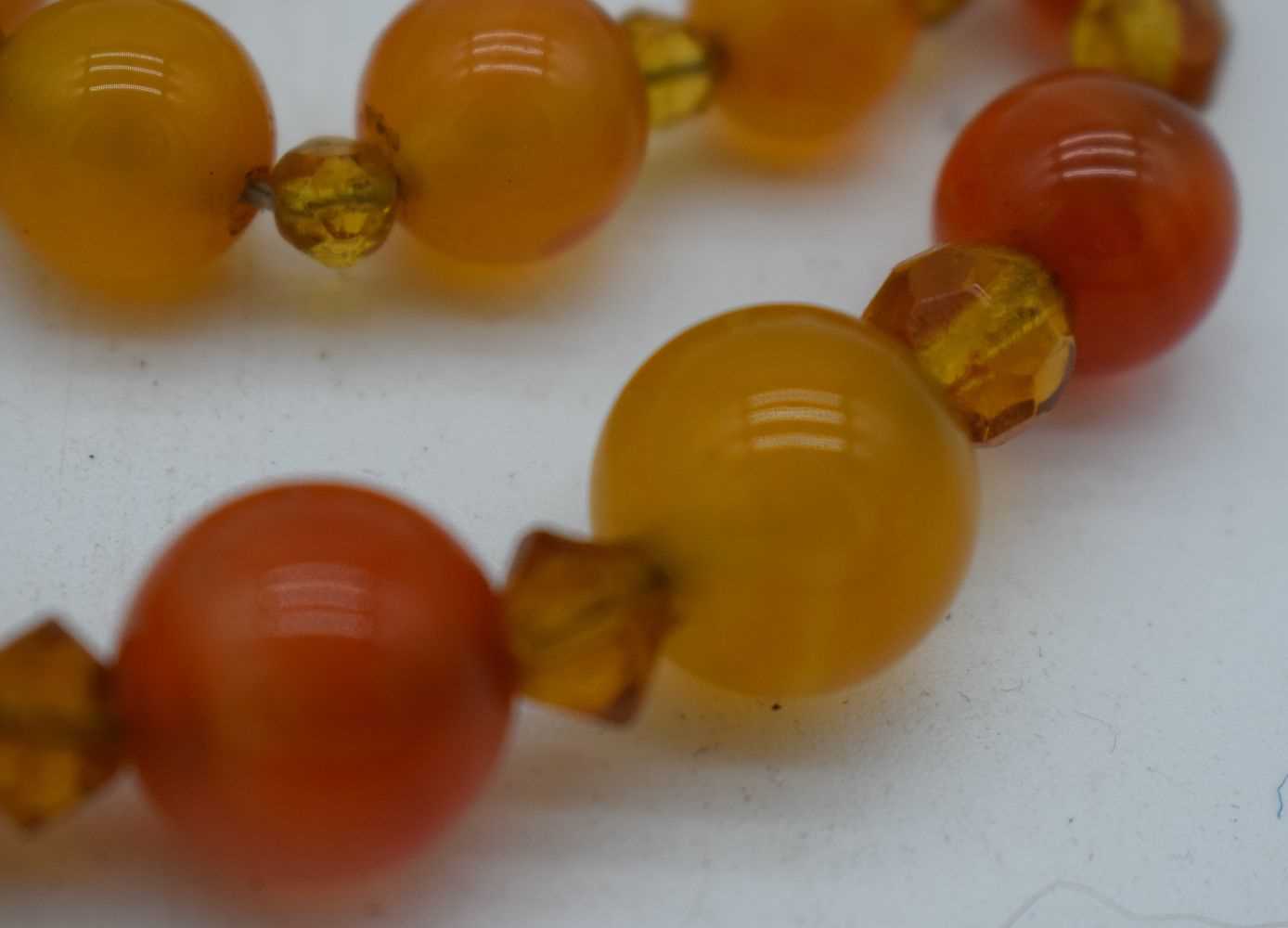 AN AGATE NECKLACE. 80 grams. 48 cm long. - Image 3 of 3