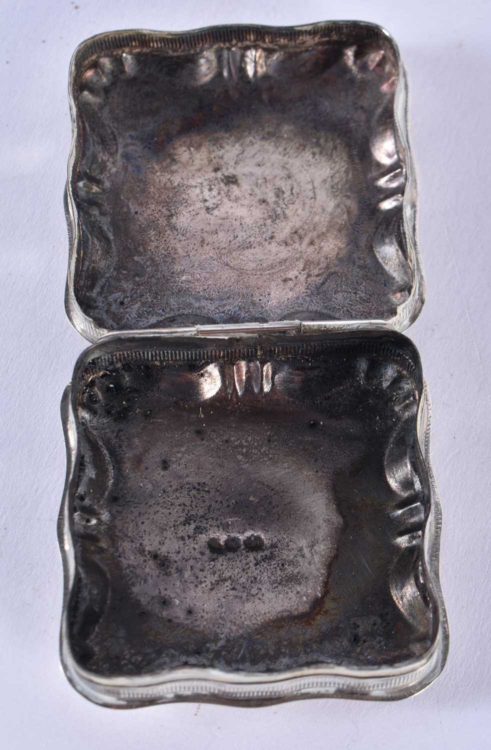 AN ANTIQUE SILVER SNUFF BOX. 25 grams. 4.75 cm square. - Image 3 of 4