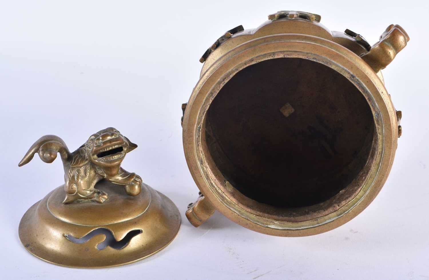 A 19TH CENTURY CHINESE TWIN HANDLED BRONZE CENSER AND COVER Qing. 23 cm x 14 cm. - Image 4 of 5