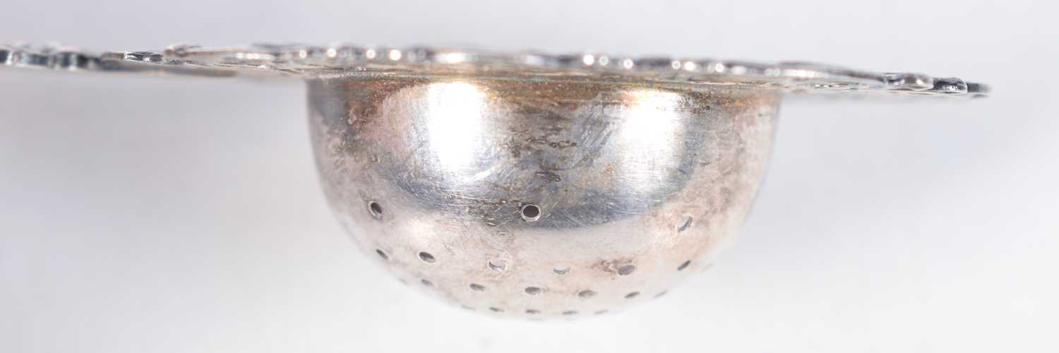 A Dutch Silver Tea Strainer with ornate decoration. 12.5 cm x 7.5 cm, weight 41g - Image 15 of 17