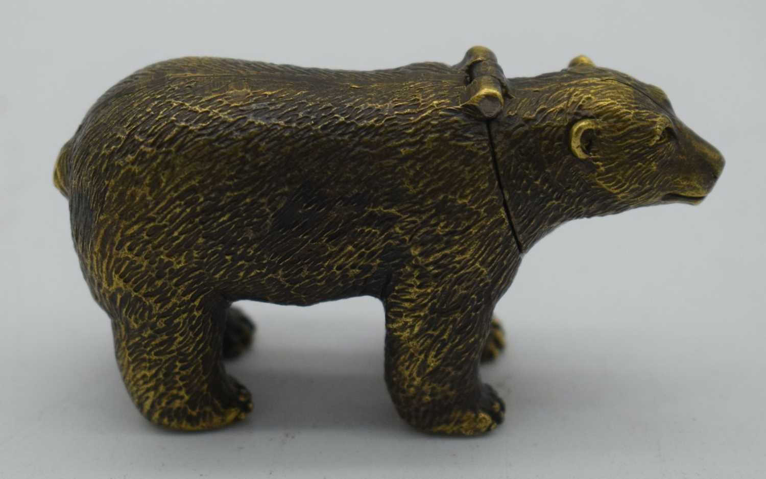 A VERY RARE VICTORIAN BRASS POLAR BEAR VESTA CASE. 71 grams. 6.75 cm x 2.25cm.