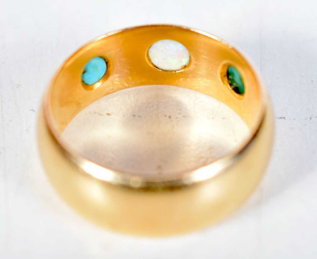 An 18 Carat Gold Ring set with Three Opals. Stamped 18K, Size O, weight 7.5g - Image 3 of 4