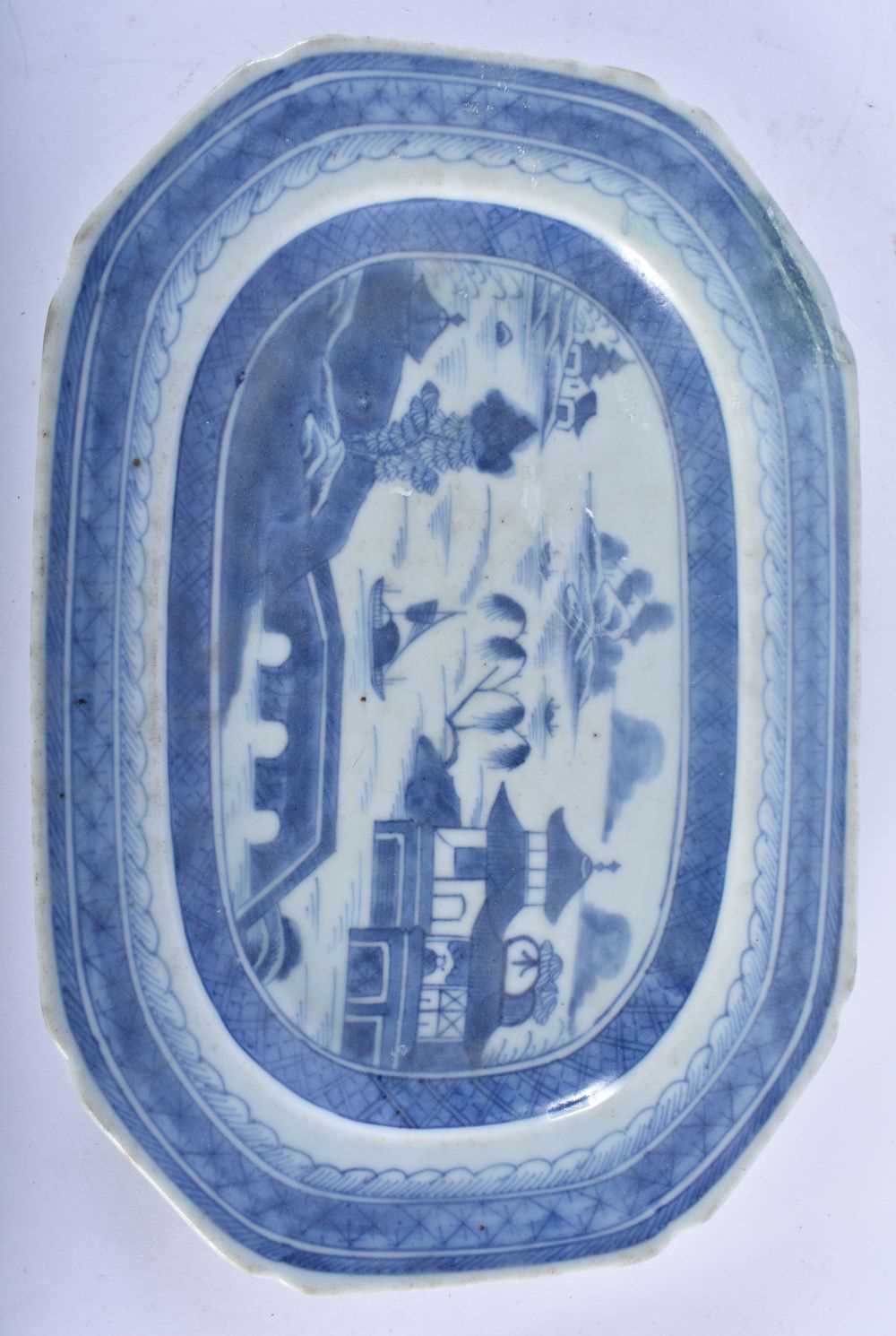 AN 18TH CENTURY CHINESE EXPORT BLUE AND WHITE PORCELAIN DISH Qianlong, together with a similar - Image 2 of 4