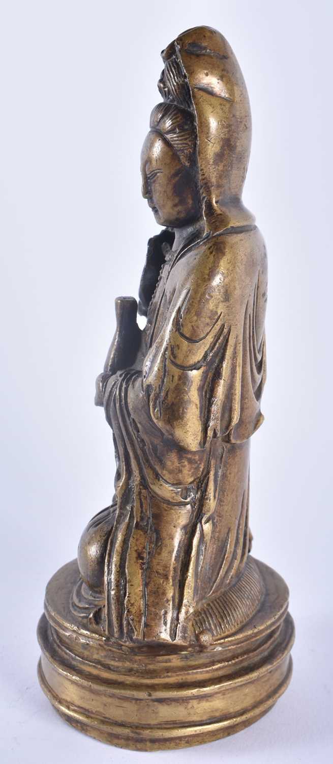 AN 18TH/19TH CENTURY CHINESE BRONZE FIGURE OF A SEATED IMMORTAL Qianlong/Jiaqing, modelled holding a - Image 8 of 11