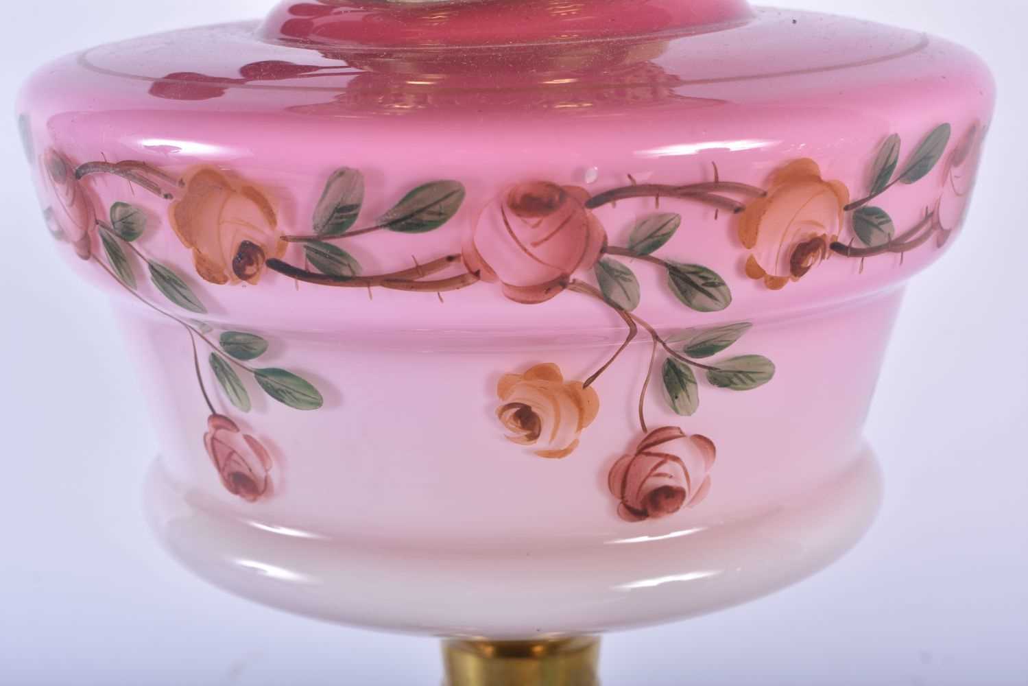 A LARGE ANTIQUE BRASS AND PINK GLASS OIL LAMP. 60 cm high. - Image 4 of 5