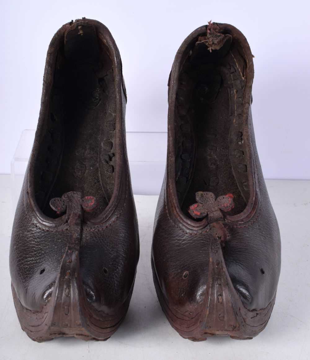 A pair of antique Central Asian leather shoes and a pair leather sandals - Image 5 of 10