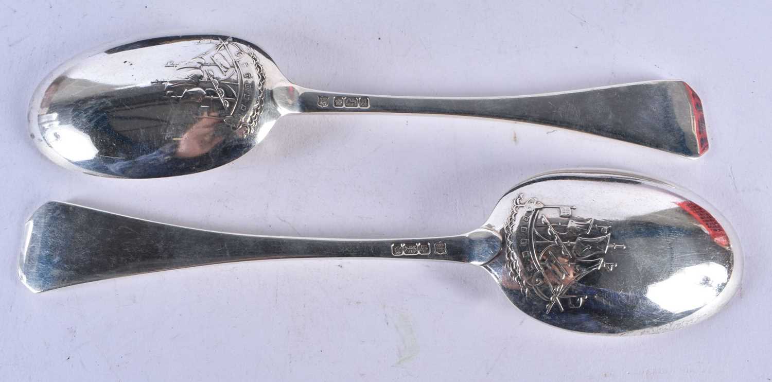 A Pair of Picture Back Spoons with Sailing Ship Motif in a fitted case by Thomas Bradbury & Sons. - Image 3 of 4