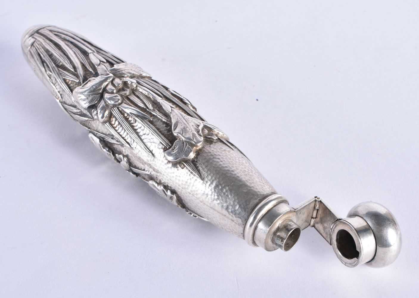 A LOVELY 19TH CENTURY JAPANESE MEIJI PERIOD SILVER REPOUSSE SCENT BOTTLE. 91 grams. 15 cm x 3 cm. - Image 2 of 5