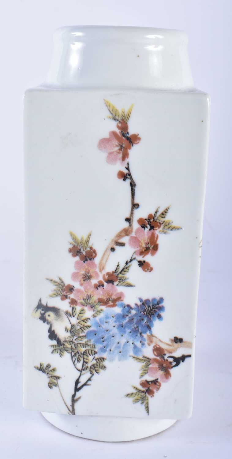 A CHINESE PORCELAIN KONG FORM VASE 20th Century. 22.5 cm high. - Image 2 of 21