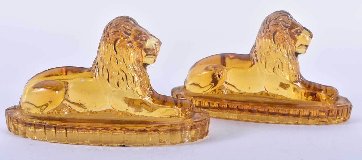 A PAIR OF ANTIQUE MUSTARD YELLOW PRESSED GLASS LIONS. 12 cm x 8 cm. - Image 3 of 5