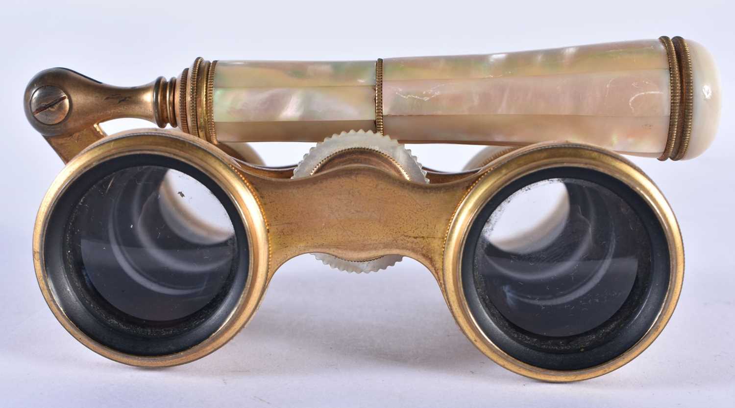 A PAIR OF MOTHER OF PEARL OPERA GLASSES. 21 cm x 7 cm. - Image 4 of 5