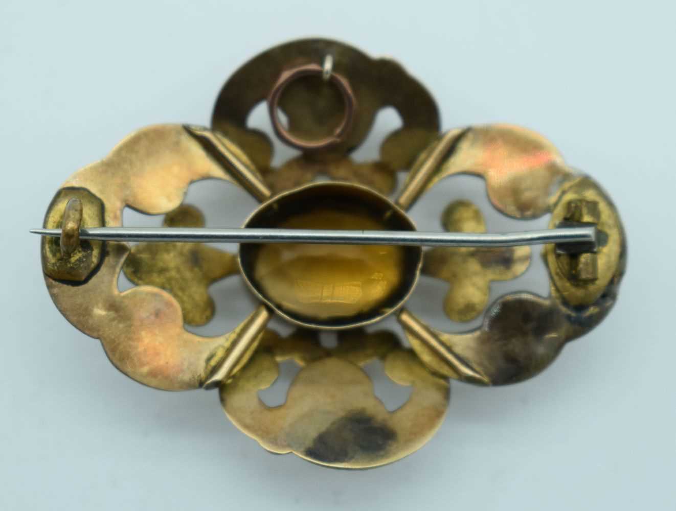 AN ANTIQUE YELLOW METAL BROOCH. 8 grams. 5 cm x 3.5 cm. - Image 2 of 3