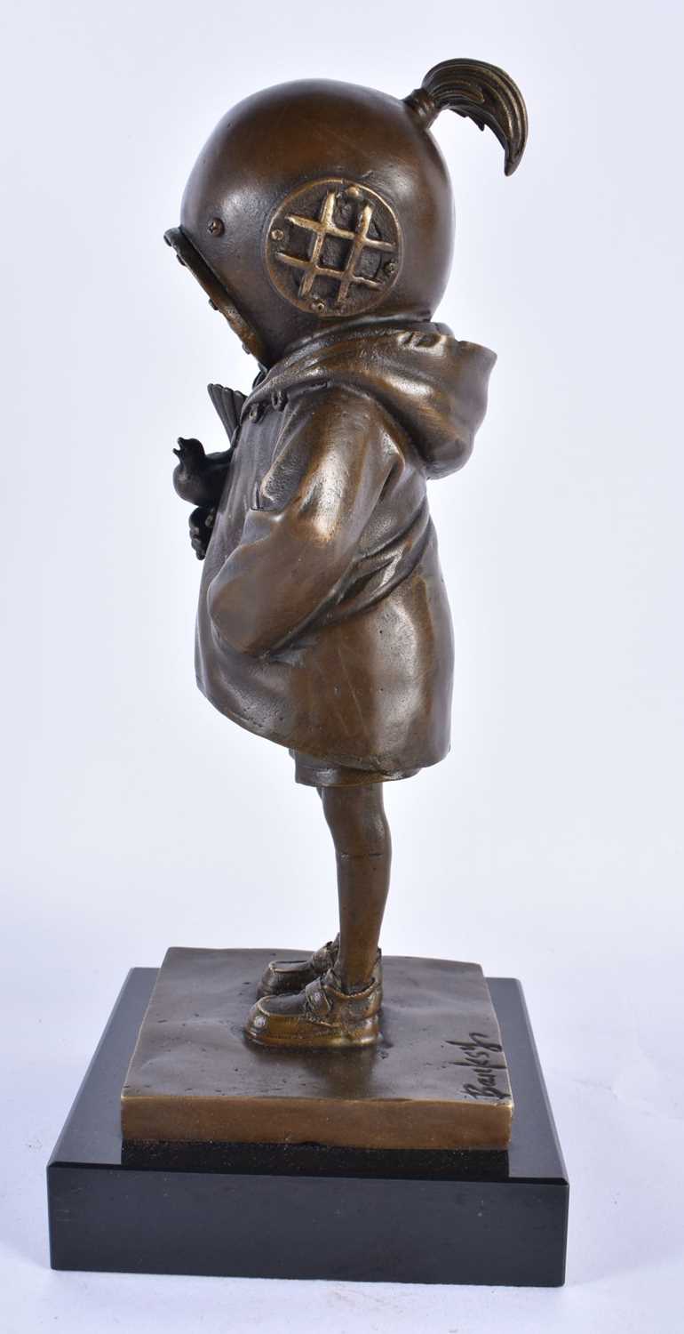 AN UNUSUAL DIVER AND BIRD BRONZE FIGURE. 32 cm high. - Image 4 of 7