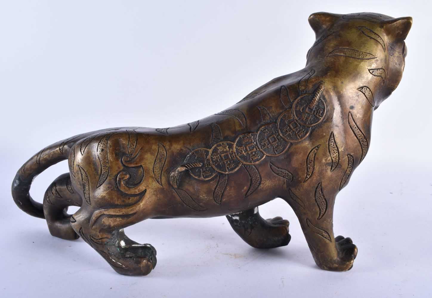 A LARGE CHINESE BRONZE FIGURE OF A LUCKY MONEY TIGER 20th Century. 38 cm x 20 cm. - Image 3 of 5
