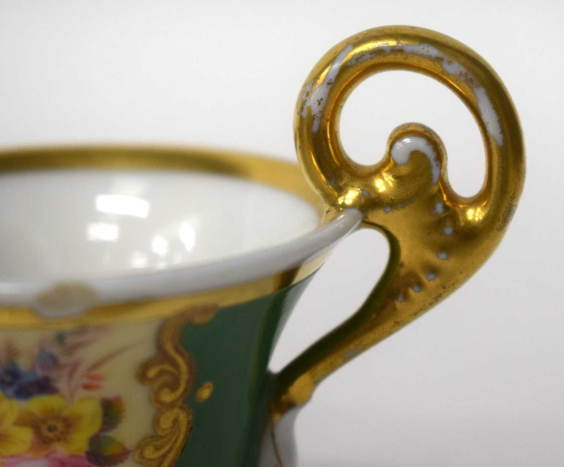 AN EARLY 19TH CENTURY CHAMBERLAINS WORCESTER CHAMBERSTICK together with two similar cups. Largest - Image 6 of 21