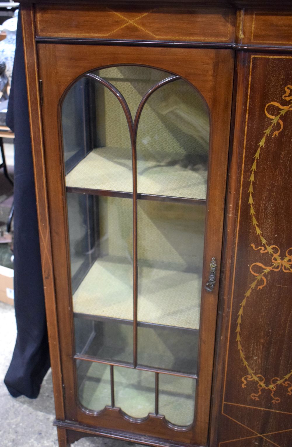 An Edwardian inlaid 2 door glazed display cabinet 151.5 x 121 x 41 cm. - Image 14 of 18