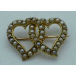 AN 18CT GOLD AND PEARL DOUBLE HEART BROOCH. 4 grams. 2.5 cm x 1.75 cm.