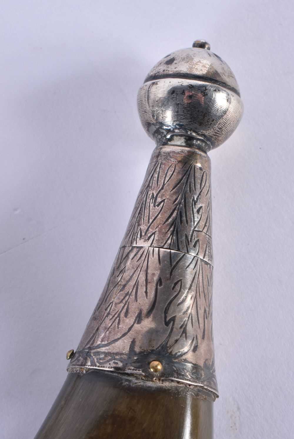 AN ANTIQUE SCOTTISH GEM INSET POWDER FLASK with probably silver mounts. Horn 28 cm x 14 cm. - Image 3 of 7