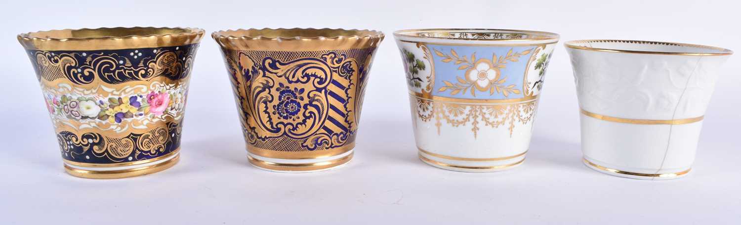 FOUR EARLY 19TH CENTURY LARGE CHAMBERLAINS WORCESTER COFFEE CUPS of varying designs. Largest 8 cm - Image 2 of 24