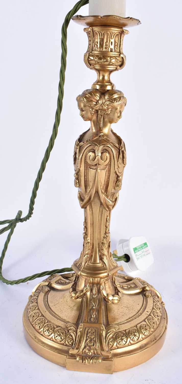 A LARGE 19TH CENTURY FRENCH ORMOLU TRIPLE FIGURAL COUNTRY HOUSE LAMP upon a base decorated with - Image 3 of 5