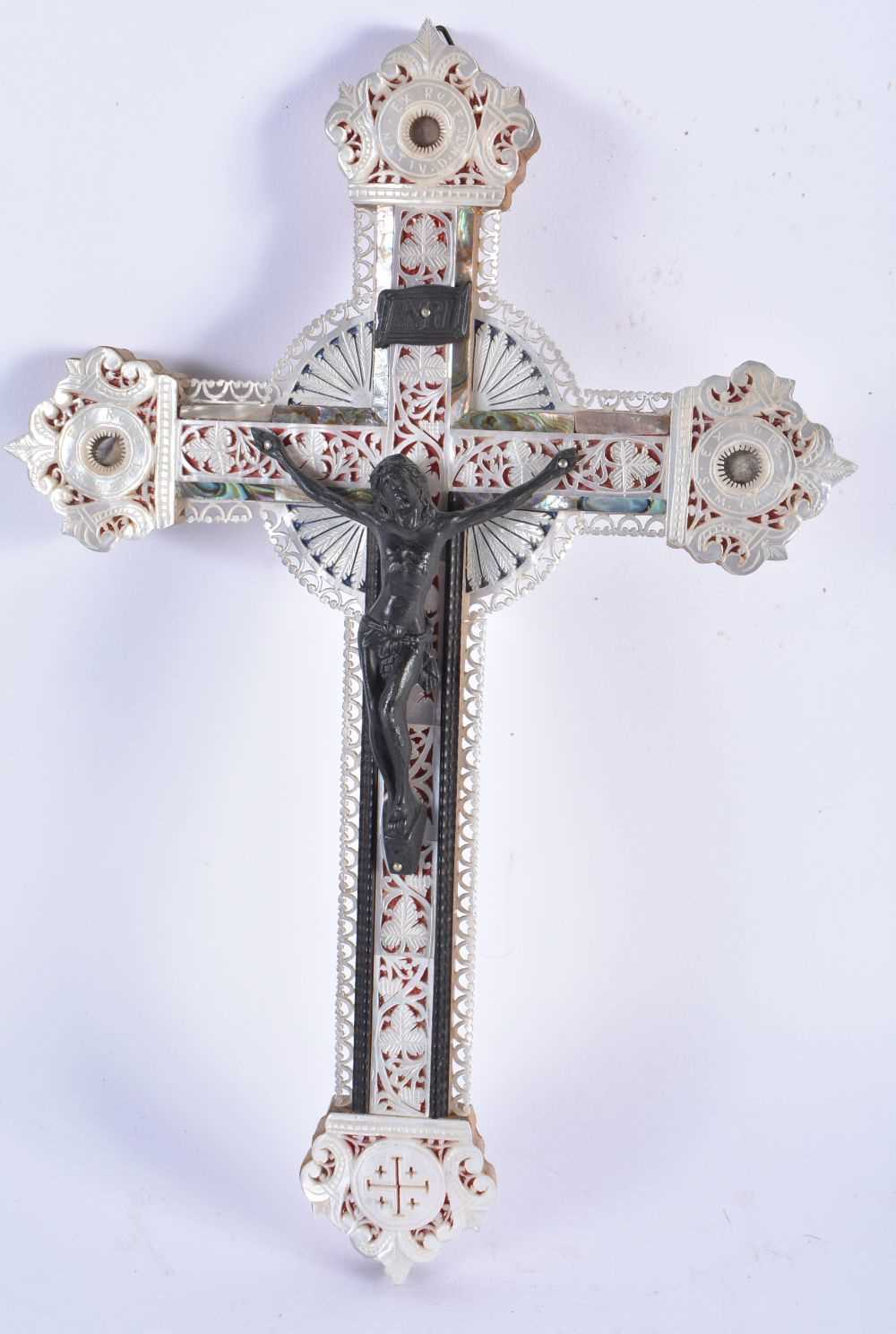 AN ANTIQUE MOTHER OF PEARL AND ABALONE SHELL CORPUS CHRISTI CRUCIFIX. 32 cm x 16 cm. - Bild 2 aus 5