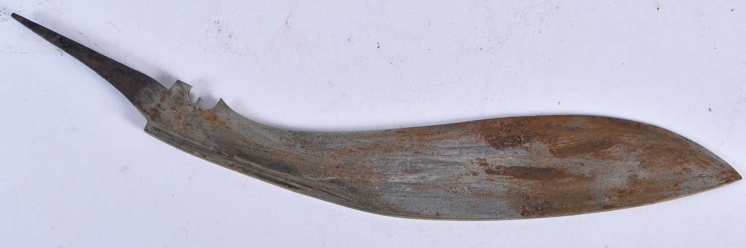 A 19TH CENTURY MIDDLE EASTERN INDIAN SILVER MOUNTED LEATHER CASED KNIFE. 35 cm long. - Image 5 of 7